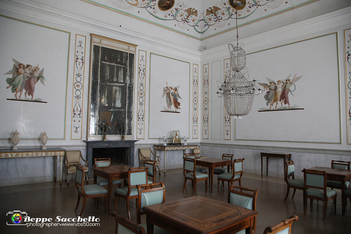 VBS_6506 - Villa Pisani - Stra (Venezia).jpg - SALA DI MARIA ANNA CAROLINA  Stanza intitolata a Maria Anna Carolina, sposa di Ferdinando figlio di Francesco i d'Austria. II soffitto è decorato dal pittore Bevilacqua con quattordici danzatrici con timpani e tamburelli e una sequenza di lunette con amorini; le pareti sono rivestite di una tappezzeria originaria dell'epoca. 
